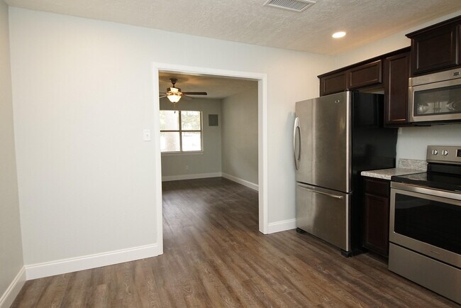 Photo - 114 Montrose Dr