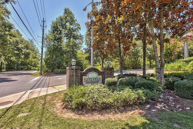 3-bedroom 3-bathroom condo off Tharpe, washer/dryer, Dishwasher, Pool!