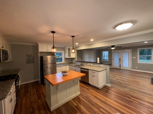 Photo - 901 James St