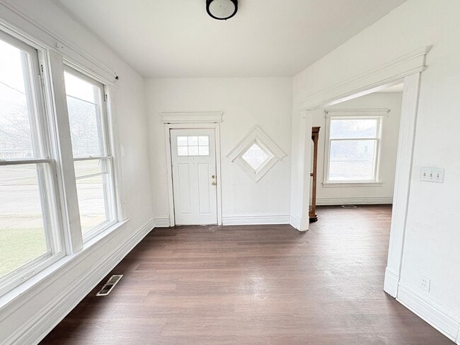 Photo - 833 N Michigan St