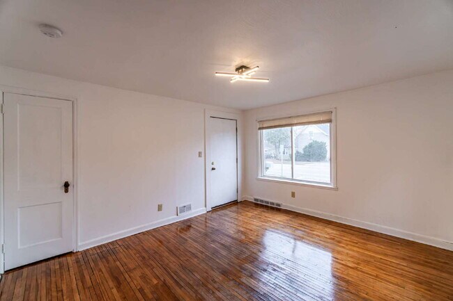 Updated Efficiency Apartment with Modern Kitchen & Bath – Pets Welcome!