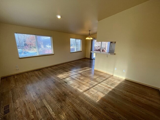 Photo - 3 Bed/2 Bath Single Level Home in NE Bend - Fully Fenced Backyard