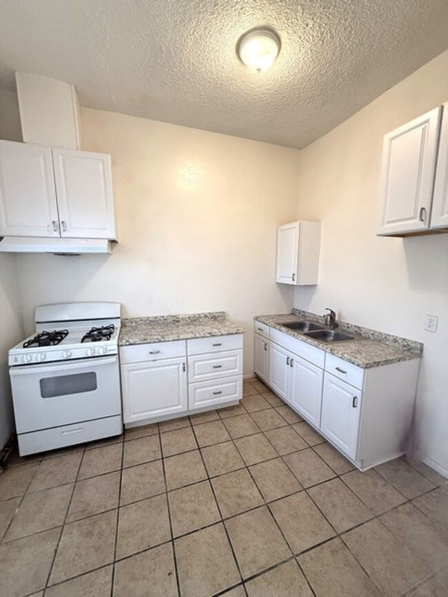 Photo - Completely renovated 3 bedroom apartment with a patio Unidad 4526D