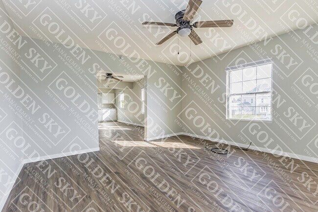 Photo - 806 W 7th St
