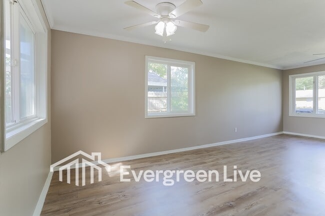 Photo - 1657 Eastbrook Dr S