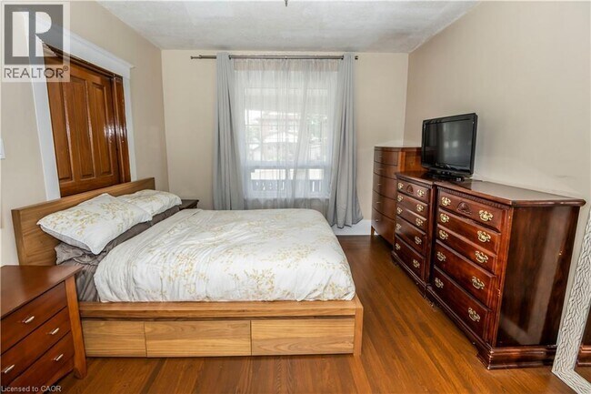 Photo - 408 Wellington St N