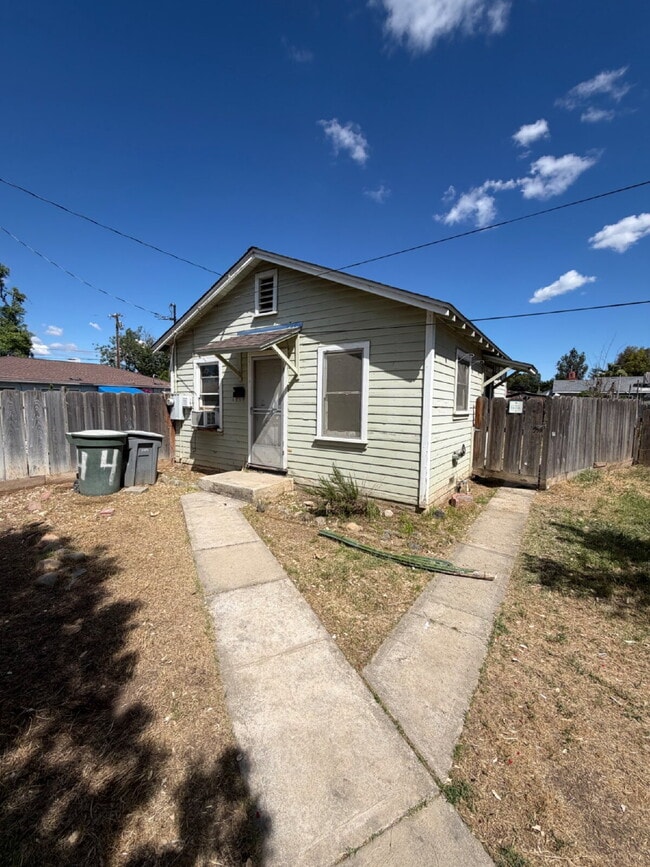 Building Photo - Charming 1-Bedroom cottage Unit 4