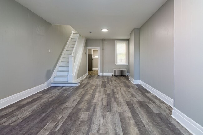 Building Photo - 3 bedroom, 1 bathroom row home located in ...