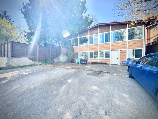Building Photo - 3022 22nd Ave W Unit 2