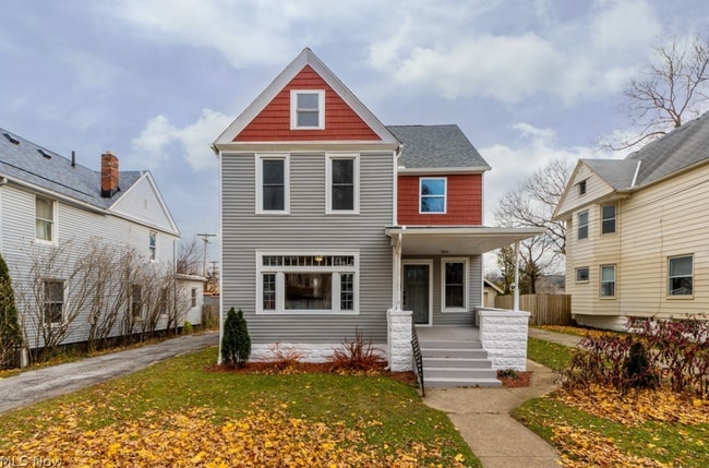 Building Photo - Gorgeous 4 bed, 2.5 bath stunner in Lakewood! Rental
