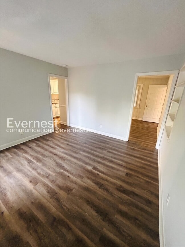Photo - 203 Pinetree Dr