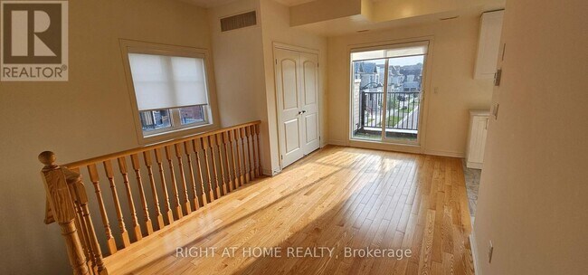 Photo - 9430 Bayview Ave