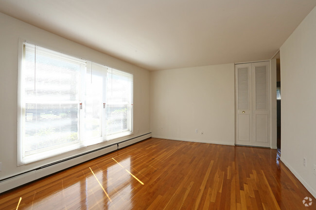 Building Photo - 14 Revere Dr Rental