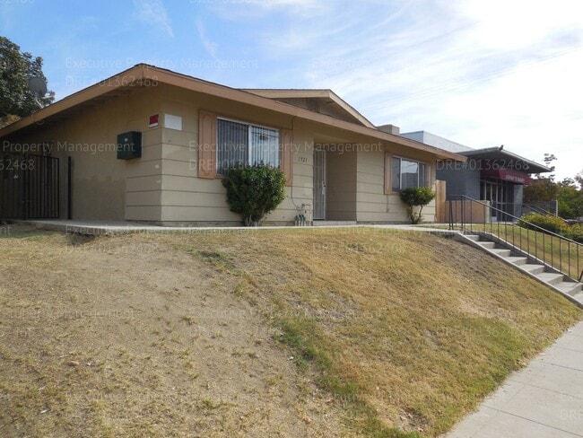 Building Photo - 1921 Baker St Unit B