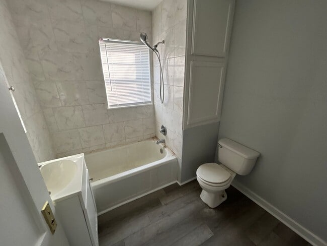 Photo - 406 E 10th St