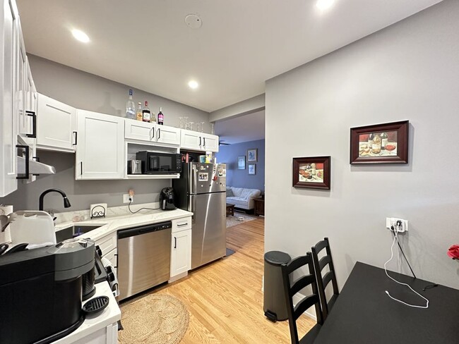 Photo - 629 W Cornelia Unit S4