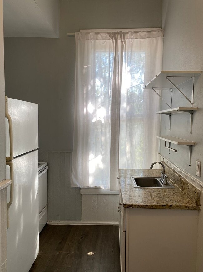 Building Photo - **MOVE-IN SPECIAL** Vintage 1-Bedroom Near The Pearl Unit 3