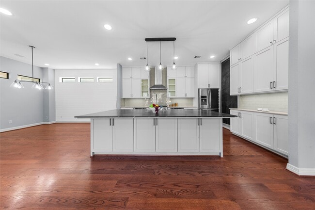 Building Photo - 4215 Lillian St