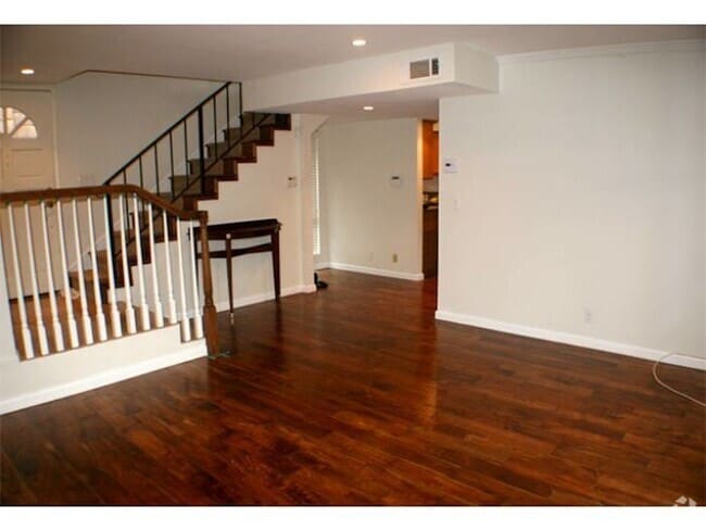 Building Photo - Light and Bright Two Story Townhome!