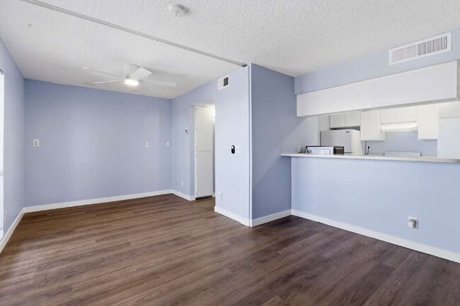 Photo - Top-floor studio apartment! Recently renovated with brand new flooring and paint throughout. Unidad 28