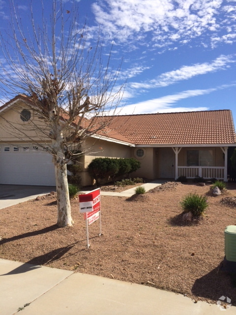 Building Photo - 3 BEDROOM, 2 BATH VICTORVILLE HOME. COMMUT...