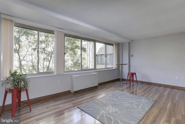 espacio habitable sin muebles - 922 24th St NW Unidad 502