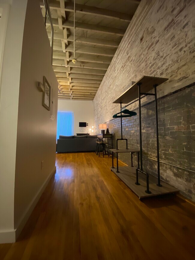 Photo - 433 E 3rd St