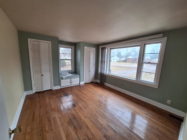 Living Room / bedroom - 2609 Pioneer Rd