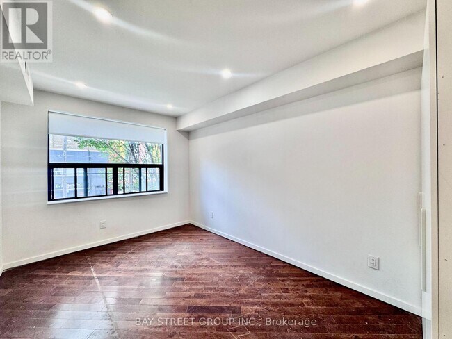 Photo - 373 Eglinton Ave W