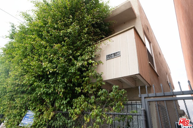 Building Photo - 10438 Santa Monica Blvd Unit 5 Rental