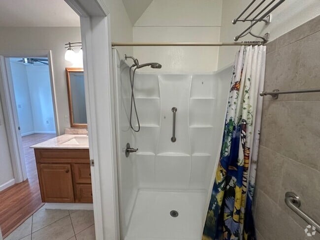 Building Photo - Spacious 5-Bedroom Home with Modern Amenit...