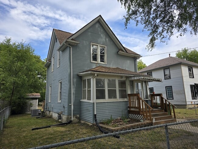 Photo - 220 Center St