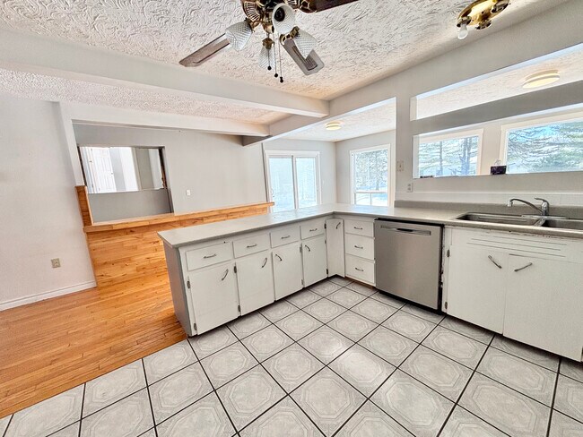 Photo - 2-Bedroom, 2-bath Apartment - 10-minutes from town Unité 1