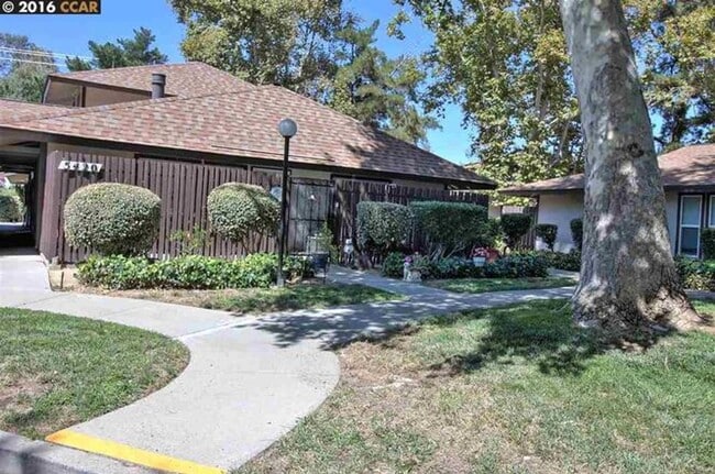 Building Photo - Stylish & Sun-Filled Condo with Private Patio in Prime Concord Location Unit B