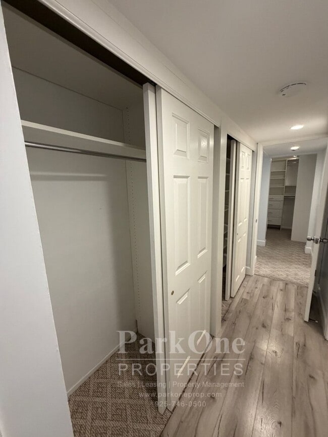 Photo - Spacious Condo Near Downtown Walnut Creek Available Now! Unidad 403