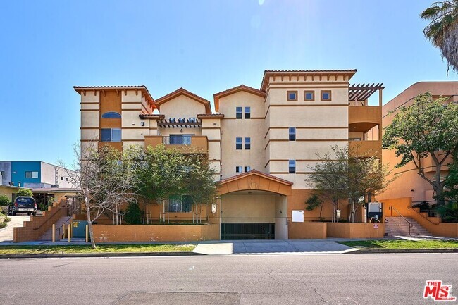 Building Photo - 4822 Elmwood Ave Unit 101 Rental