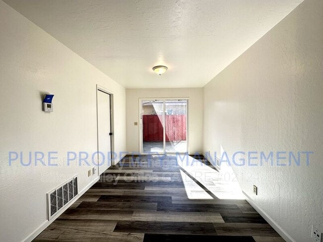 Photo - 555 Bridge St