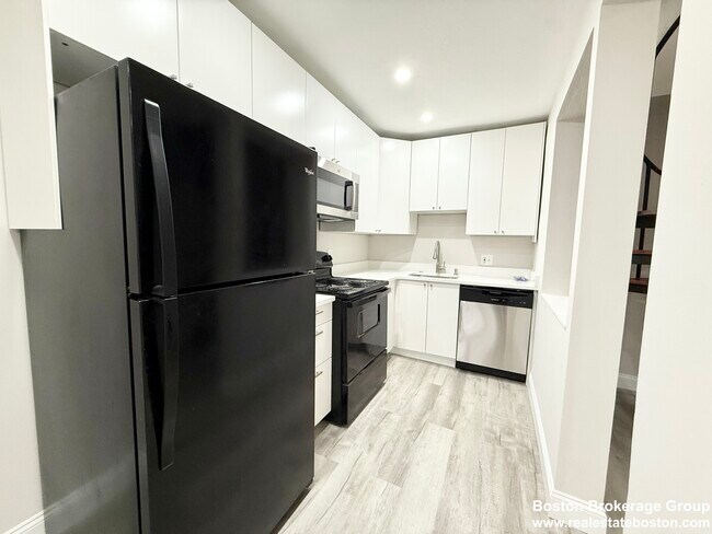 Building Photo - 15 Ruggles St Unit 3