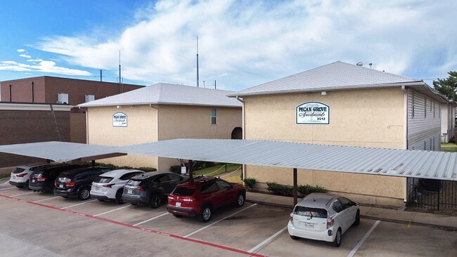 Exterior en W. Hickory St. - Pecan Grove Apartments