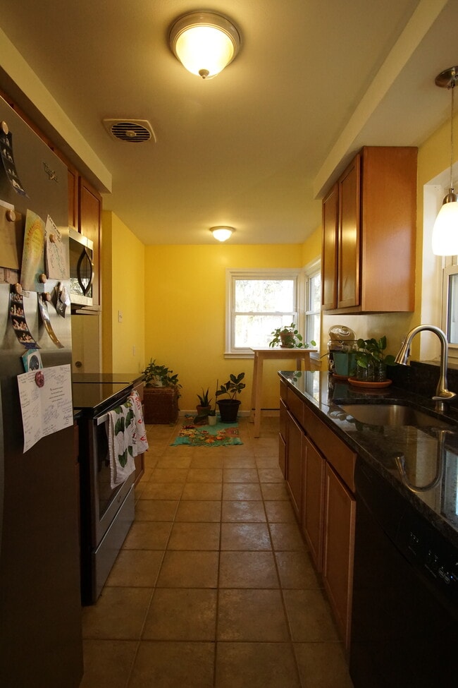 Cocina con desayunador - 24330 Manistee St