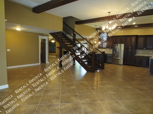238 E Ellis Dr