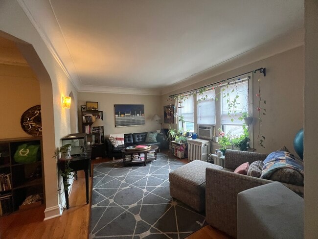 Photo - 2421 Lunt W Ave