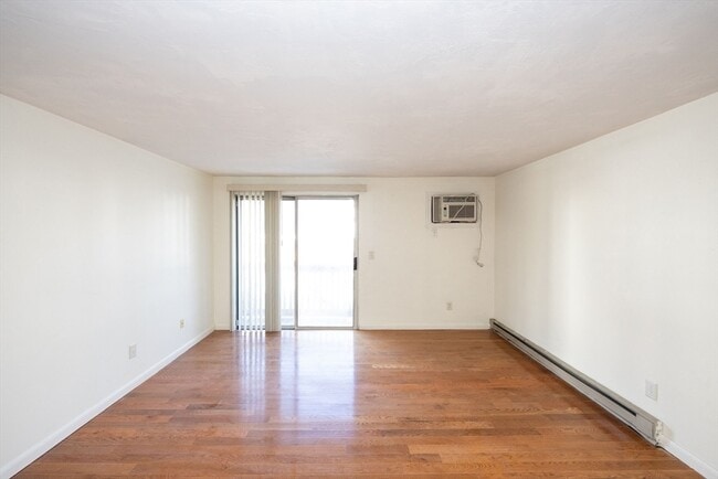 Building Photo - 11 Gibbs St Unit 28