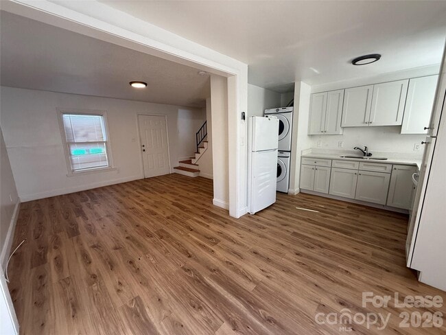 Photo - 421 Honeywood Ave