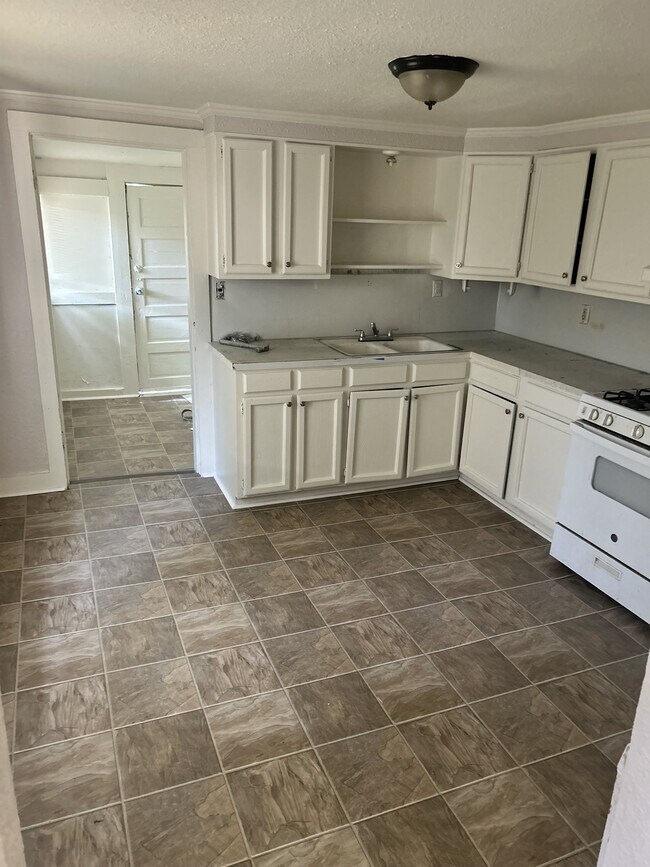 Photo - 702 W 45th St
