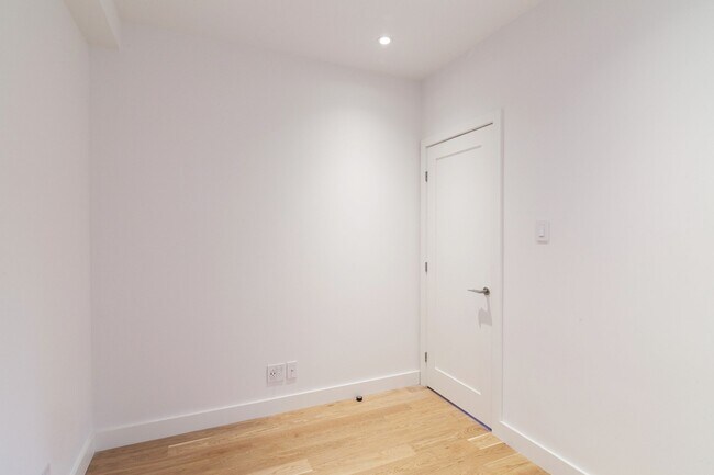 Photo - 4715 Chem. Queen Mary Unité 15