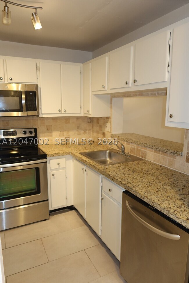 Building Photo - 10835 SW 112th St Unit 113