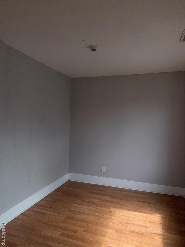 Photo - 2174 Springle St