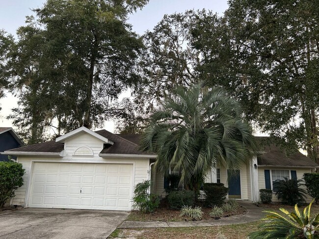 Building Photo - 3/2 House with Fenced Yard & 2-Car Garage ...