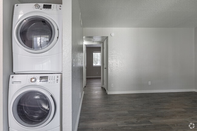 2BR, 1BA - 825 SF